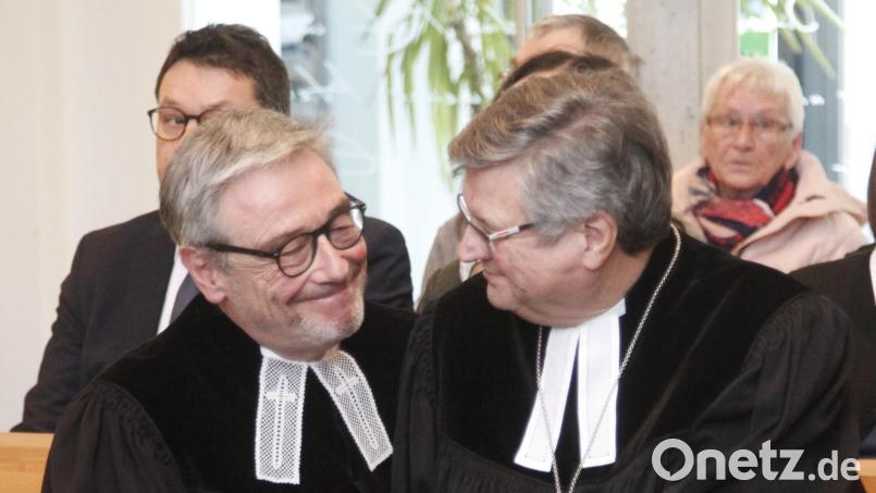 Dekan Karlhermann Schötz (rechts) und den neuen Schwandorfer Pfarrer Klaus Stolz (links) verbindet eine enge Freunschaft. Sie kam bei der Amtseinführung in der Erlöserkirche besonders zum Ausdruck. Bild: Hirsch