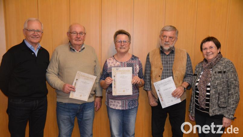 Für ihre langjährige Vereinstreue bedanken sich Vorsitzender Roland Maier (links) und Zweite Bürgermeisterin Bärbel Birner (rechts) bei Karl Wildenauer (Zweiter von links), Marianne Wild und Bernhard Knorr. Bild: fdl