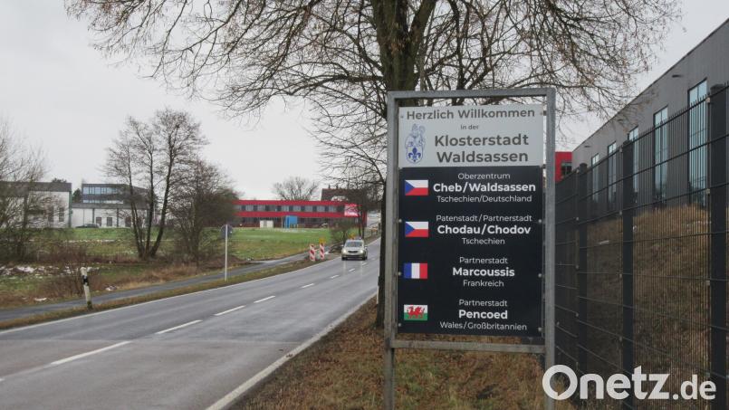 Schon vor einiger Zeit wurden an den Ortseingängen von Waldsassen neue Willkommensschilder für Gäste aufgestellt. Darauf wird die Verbundenheit mit den Partnerstädten unterstrichen. Ganz oben wird das gemeinsame grenzüberschreitende Oberzentrum mit Cheb/Eger herausgestellt. Bild: kgg