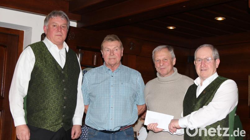 Im Namen des Krieger- und Reservistenvereins überreichen Joachim Hantke und Heiner Hammer (Zweiter und Dritter von links) eine Spende von 300 Euro an Kapellmeister Hubert Haller (links) und Herbert Scharl. Bild: Herbert Scharl/exb