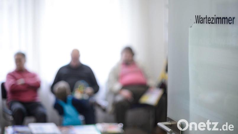 Überfüllte Wartezimmer beim Hausarzt sind keine Seltenheit. Das neue Versorgungsgesetz von Gesundheitsminister Karl Lauterbach soll die Mediziner entlasten. Davon könnten auch die Patienten profitieren. Bild: Sina Schuldt/dpa