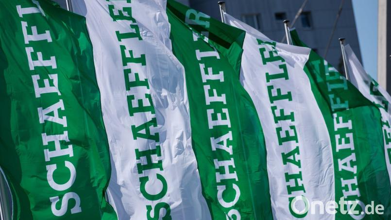 Fahnen mit dem Schriftzug der Schaeffler AG wehen am Rande der Hauptversammlung des Unternehmens. Bild: Daniel Karmann/dpa