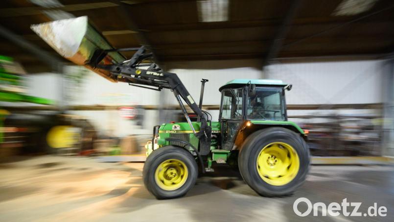 Ein Landwirt fährt mit seinem Radlader in eine Fahrzeughalle. Bayern stellt sich gegen Kürzungen bei Agrarsubventionen. Bild: Julian Stratenschulte/dpa