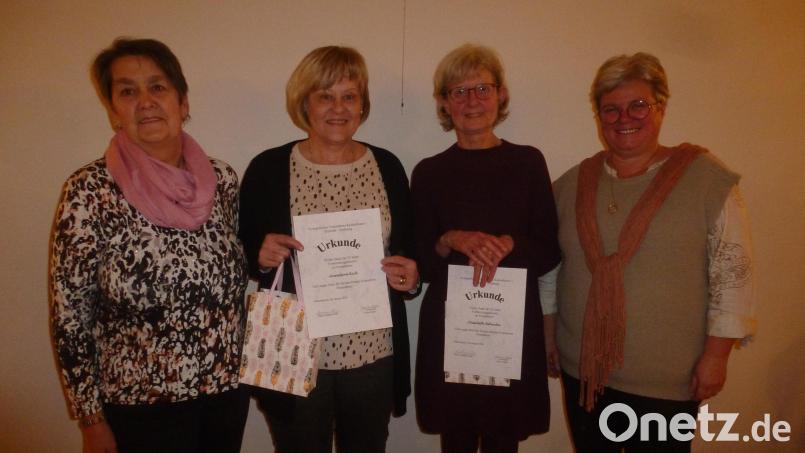 &quot;Ihr habt mit eurem Tun dem Frauenkreis einen großen Dienst erwiesen&quot;, sagte Vorsitzende Ulrike Högen, ehe sie mit Geschenkefrau Emma Kummer an Elisabeth Behncke und Annedore Kick auch die Urkunde für zehnjährige Mitarbeit überreichte. (von rechts) Bild: bk