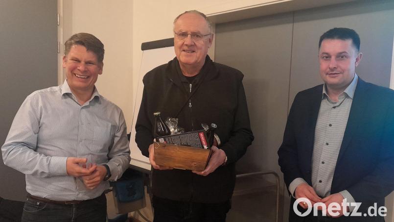 CSU-Kreischef Stephan Gollwitzer (rechts) und Fraktionsvorsitzender Benjamin Zeitler (links) freuen sich, dass es Lothar Höher (Mitte) wieder besser geht. Bild: Dagmar Nachtigall