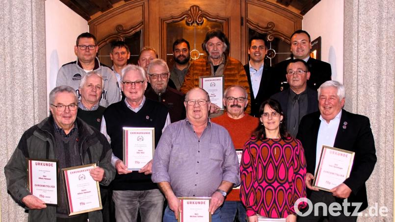 Eine persönliche Ehrung durch die Feuerwehrführung und Bürgermeister Rudolf Teplitzky gab es für langjährige Mitglieder der Feuerwehr Oberviechtach. Bild: Feuerwehr Oberviechtach/exb