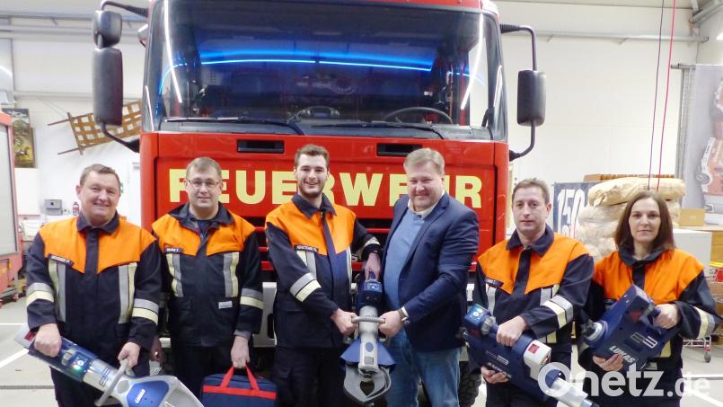 Stolz präsentieren die Verantwortlichen der Feuerwehr Kastl die neuen Akku-Rettungsgeräte (von links): Peter Bogner, Tobias Maag, Fabian Nemetschek, Bürgermeister Stefan Braun, Tobias Lang und Andrea Popp. Bild: jp