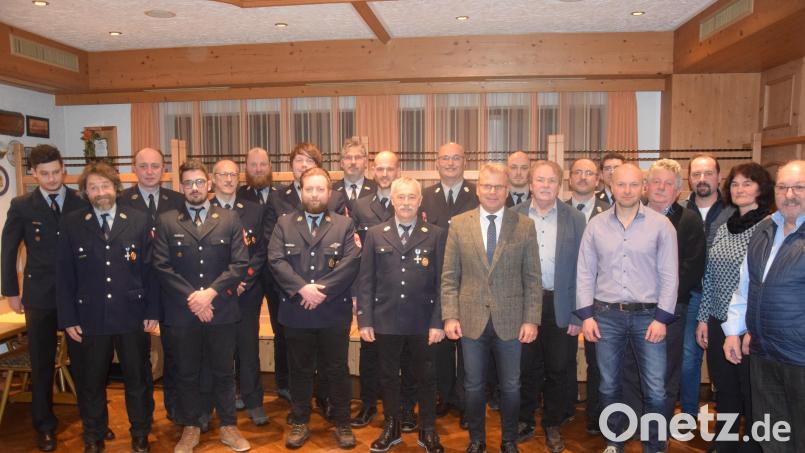 Ehrungen und Auszeichnungen an der Jahreshauptversammlung der Feuerwehr Neuhaus. Kommandant Andreas Bogner (Zwölfter von links) kündigte überraschend seinen Rückzug vom Amt an. Bild: fz
