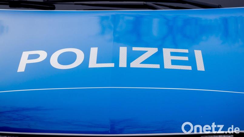 Ein 35-Jähriger hat einem 24-Jährigen vor einem Fitnessstudio in Hof einen großen Teil von dessen Ohr abgebissen. Symbolbild: Christoph Soeder/dpa/Symbolbild