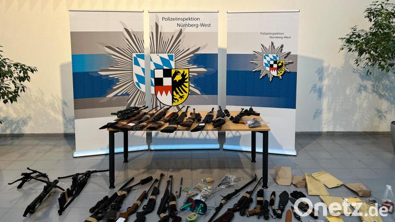 Weil er laut eigenen Angaben unter einer starken psychischen Belastung leide, hat sich ein Mann bei der Polizei gemeldet und wollte Waffen abgeben. Die Polizei fand ein Arsenal an Schusswaffen und Munition. Bild: Polizei Mittelfranken