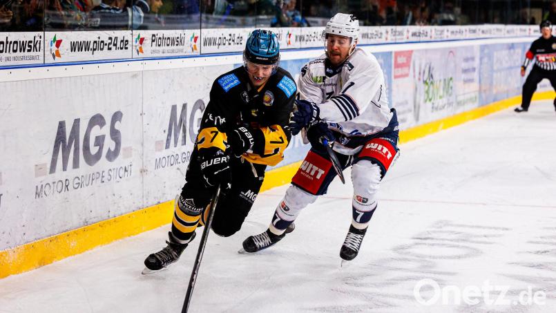 Dreimal unterlagen die Bayreuth Tigers (dunkle Trikots) in dieser Saison bereits den Blue Devils Weiden (im Bild Luca Gläser). Es dürfte wohl kein weiteres Duell hinzukommen. Archivbild: Werner Moller