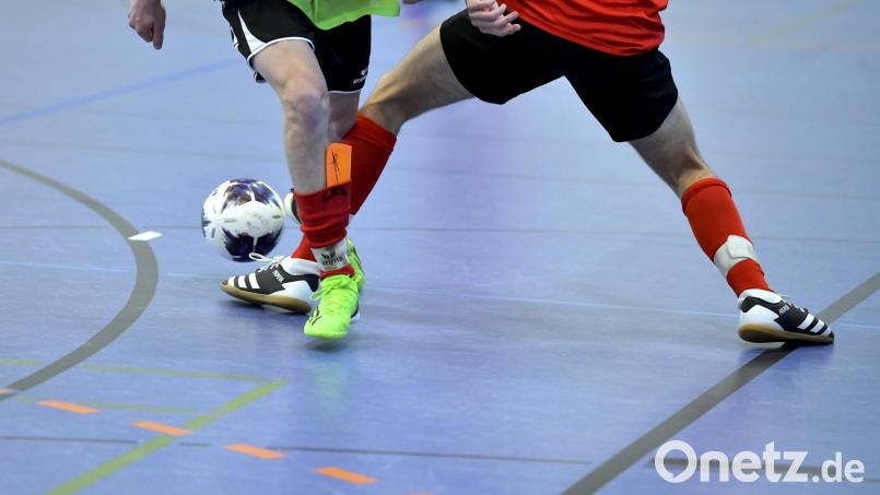 In der Helmut-Ott-Halle in Auerbach und der Regentalhalle in Nittenau duellieren sich am Wochenende die besten U17-Fußballerinnen und U15-Fußballer aus der Oberpfalz. Symbolbild: Hubert Ziegler