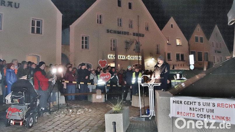 Am Dienstag fand eine politische Kundgebung mit Reinhard Mixl (rechts) von der AfD auf dem Oberen Markt statt. Bild: td