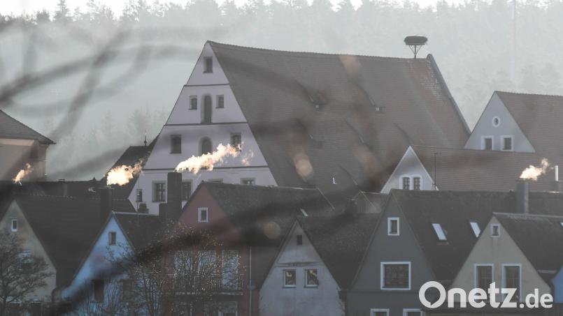 Fast idyllisch mutet es an, wenn die Schornsteine an kalten Tagen rauchen. Für das Klima ist das, was da an Abgasen herauskommt, schlecht. Deshalb hat die Stadt Neustadt jetzt eine Wärmeplanung in Auftrag gegeben, um künftig weniger klimaschädliche Methoden zu finden, die für Wärme in privaten und öffentlichen Gebäuden sorgen. Bild: Gabi Schönberger