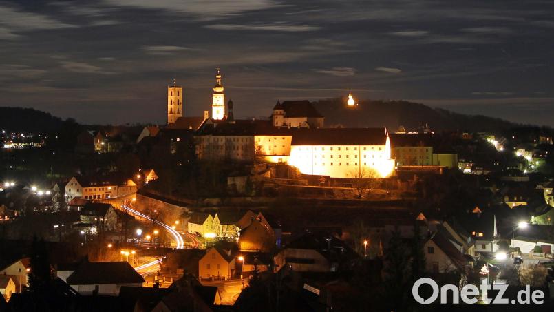 Vom St.-Anna-Krankenhaus betrachtet, zeigen sich einige der historischen Altstadt-Gebäude im Lichterschein. Das soll nach den Wünschen des Stadtrates und auf Vorschlag von Umweltschutzbeauftragtem Peter Zahn bald nur noch während der Winterzeit so umgesetzt werden. Bild: Bernd Müller