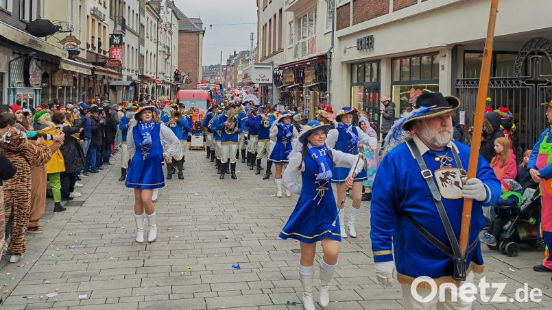 Werner Stein (vorne) ist der absolute Düsseldorf-Veteran des Musikzugs. Zum 44. Mal ist er am Rosenmontag mit dabei, zum 13. Mal wird er als Standartenträger vorneweg marschieren. Archivbild: Musikzug Hirschau