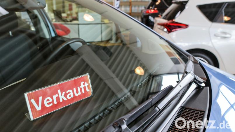 Das Autohaus wartet bis heute vergeblich auf seine bestellten Fahrzeuge. Symbolbild: Patrick Pleul/dpa