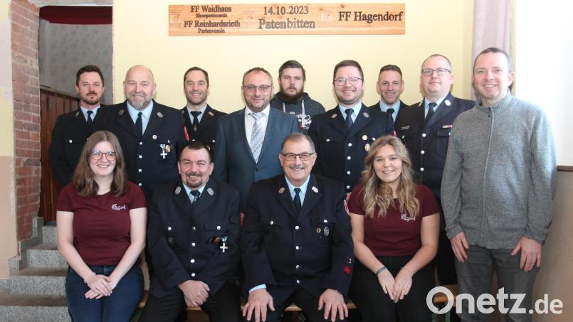 Die Feuerwehr Hagendorf um die Vorsitzenden Hermann Gilch (sitzend, Zweiter von rechts) und Martin Wittmann (links daneben) haben in diesem Jahr viel vor. Im Mittelpunkt steht das 125-jährige Gründungsjubiläum. Bild: pi