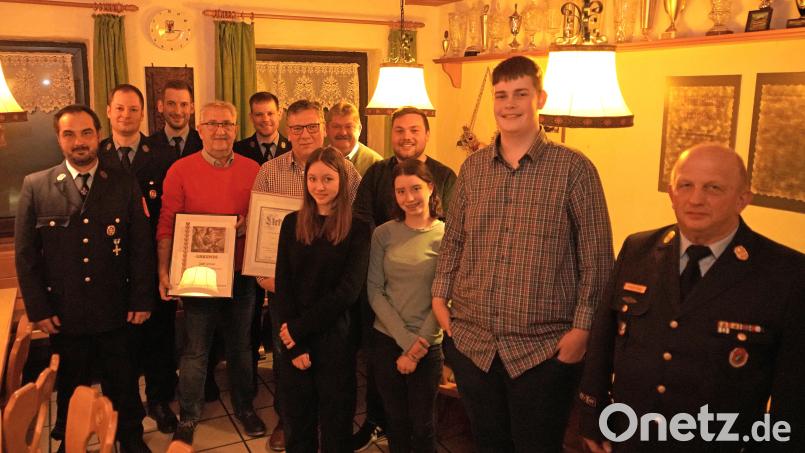 Die Spielberger Feuerwehrführung mit Vorsitzendem Thomas Schwab (Dritter von links), Kommandant Franz-Josef Beimler (links), Geehrten und Neuaufnahmen. Bild: fvo