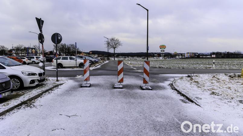 Der Pendlerparkplatz neben der "Globus Kreuzung" am Brunnfeld (links) und das große, freie Grundstück rechts bleiben, wie sie sind. Das Hotelprojekt ist Geschichte. Bild: Hösamer