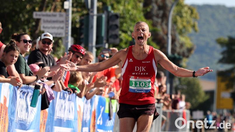 Andreas Hecht jubelt kurz vor dem Zieleinlauf: 2022 wurde der Polizeibeamte aus Pechbrunn bayerischer Halbmarathon-Meister - sein bislang größter sportlicher Erfolg. Bild: Theo Kiefner