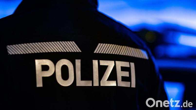 Ein Anwohner der Marktredwitzer Straße in Arzberg alarmierte am frühen Dienstagmorgen die Polizei. Ein 31-jähriger Mitbewohner hatte von der Straße aus laut gerufen und war mit einem Messer in der Hand unterwegs. Symbolbild: Robert Michael/dpa