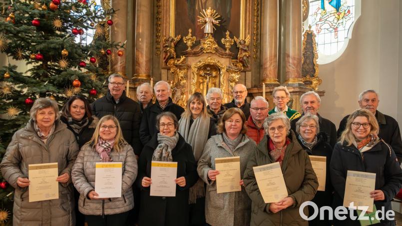 Langjährige Mitglieder des Kirchenchores Ursulapoppenricht werden ausgezeichnet (vordere Reihe, von links): Agnes Braun, Christine Gebhard, Martina Wagner, Doris Kellner, Irmgard Rupprecht, Petra Stauber und Beate Stiegler; mittlere Reihe (von links): Barbara Götz, Silke Siegert, Hans Fischer, Alfred Meißner und Karl Stiegler; 
hintere Reihe (von links): Karsten Zumkley, Georg Wagner, Franz Hirmer, Wilhelm Müllhofer, Chorleiter Ludwig Wendl und Dekan Christian Schulz. Bild: Michael Radowsky/exb