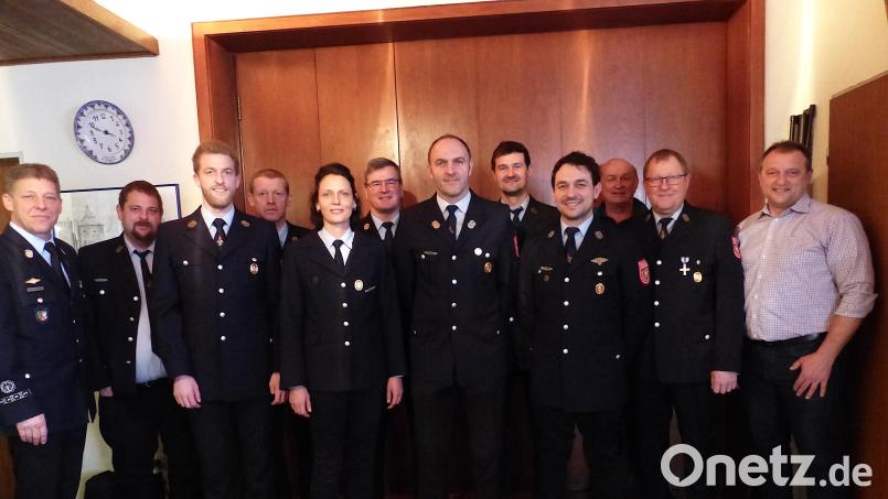 Der Vorstand der Feuerwehr Wittschau mit Vorsitzendem Tobias Stangl (Sechster von rechts) seiner Vize Susanne Guse (Fünfte von links) und der neue Schriftführer Johannes Meindl (Vierter von rechts) mit den Ehrengästen. Bild: sl