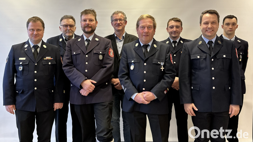 Stefan Sattich, Josef Moritz, Stefan Röhrer, Franz Grabinger, Heribert Domes, Fabian Ernstberger, Hannes Ulbrich, Lukas Moritz (von links) gehören dem Vorstand der Feuerwehr Schwarzach an, Bild: Ulbrich/exb