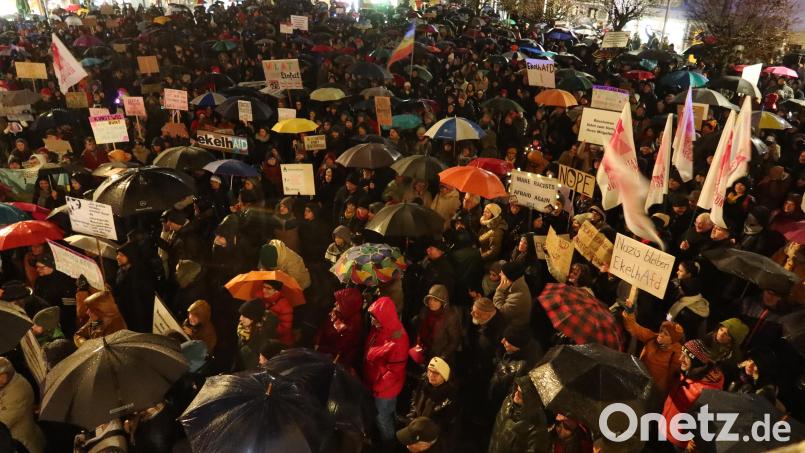 Bei Regen demonstrieren rund 2500 Menschen in Weiden am Montag gegen Rechtsextremismus.. Bild: Kunz