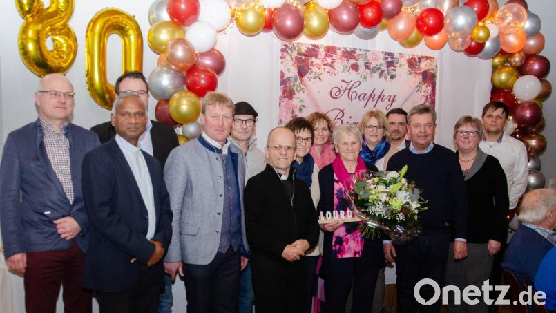 Zahlreiche Gratulanten überbringen Inge Maierhofer die besten Wünsche zu ihrem 80. Geburtstag. Bild: Maierhofer/exb
