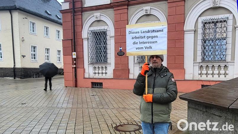 Gegen die "Interessen vom Volk" ; Beim Landratsamt gab es am Mittwoch den zweiten Tag in Folge eine "Ein-Mann-Demonstration" zu sehen. Bild: Würth, Wolfgang