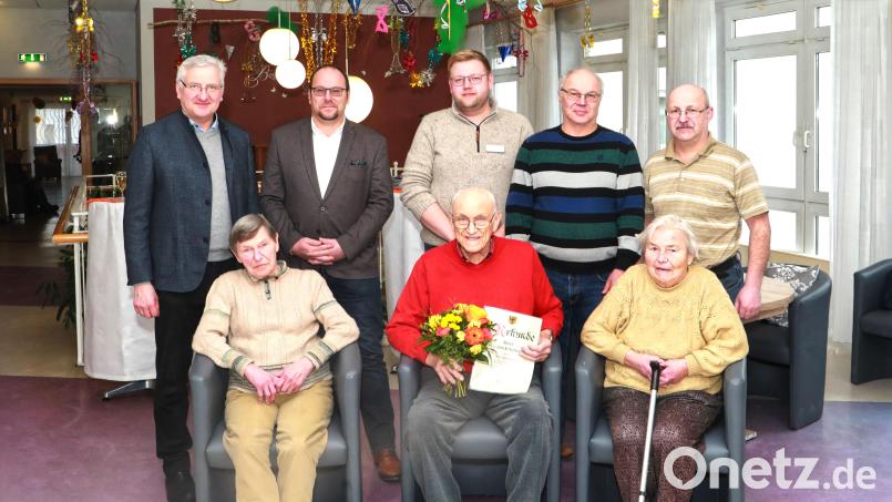 Jubilar Fritz Schreyer (sitzend Mitte) mit seinen Schwestern Anne Bogazek (links) und Marga Nikol (rechts) sowie (stehend, von links) Bürgermeister Johannes Reger, Regionalleiter Andreas Wöhl, Pflegedienstleiter Wolfgang Kraus, Karl Nikol und Albert Nikol. Bild: Jochen Neumann/Stadt Erbendorf/exb