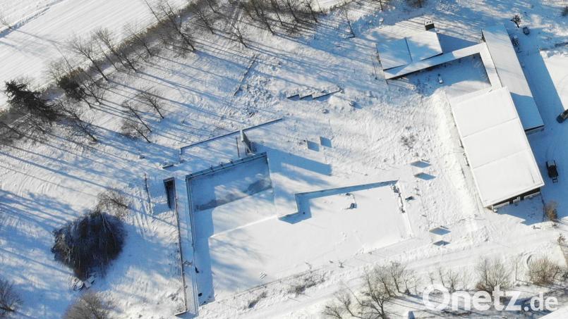 Unter einer weißen Decke liegt derzeit das Freibadgelände in Brand. Der Gemeinderat hat über das neue Konzept entschieden. Bild: Joshua Riedl/exb