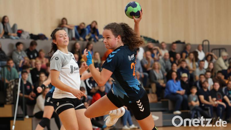 Vanessa Szameitat (am Ball) und ihre Teamkolleginnen von der HSG Weiden bestreiten am Donnerstagabend das BOL-Spitzenspiel beim HC Forchheim. Bild: Dieter Jäschke