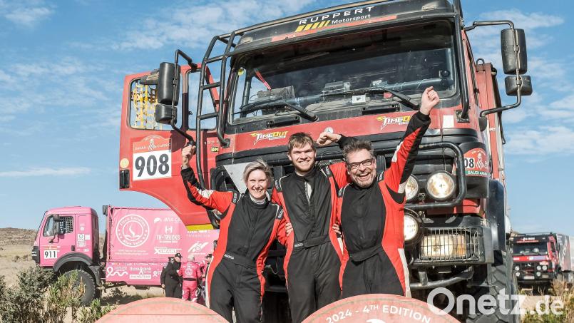 Finisher bei der Dakar Classic: Christian Ruppert, Sohn Matias und Ehefrau Ursula (von rechts) jubeln bei der Zielankunft nach der letzten Etappe. Im Hintergrund der Renntruck &quot;Manni&quot;. Bild: Ruppert