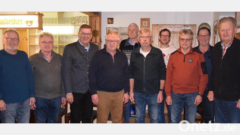 Für vier Jahre wählt der Zunftverein der Maurer und Zimmerer in Schmidmühlen einen neuen Vorstand (von links): Vorsitzender Günther Bauer, Johann Fischer, Bürgermeister Peter Braun, Reimund Fischer, Georg Ring, Johann Klieber, Markus Mehringer, Norbert Fischer, Johann Mehringer und Jakob Dobler. Bild: bö