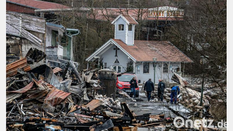 Trümmer liegen nach einem Großbrand auf dem Gelände der Westernstadt „Pullman City“. Bild: Armin Weigel/dpa