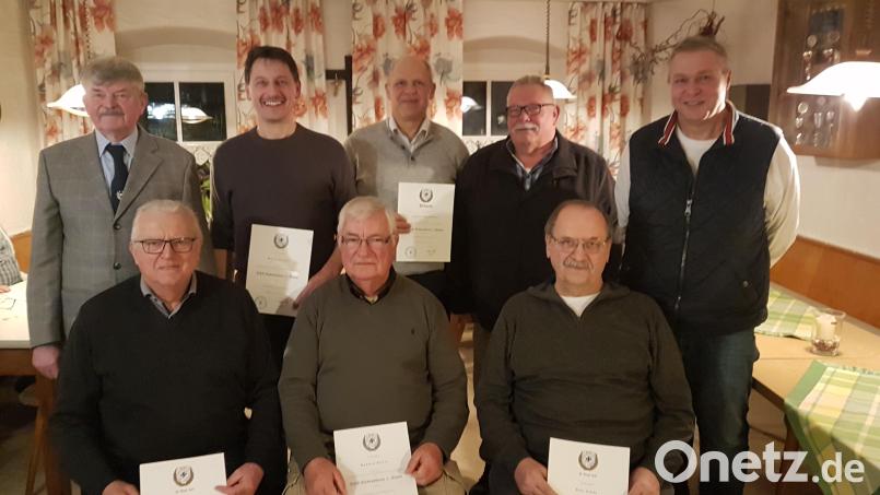 Der Soldaten- und Kriegerverein Burgtreswitz ehrt Mitglieder und verleiht die Verdienstkreuze durch Vorsitzenden Hans Höcker (stehend, links), Kreisvorsitzenden Richard Berger (stehend, Zweiter von rechts) sowie Bürgermeister Helmut Meindl (stehend, rechts). Bild: gi