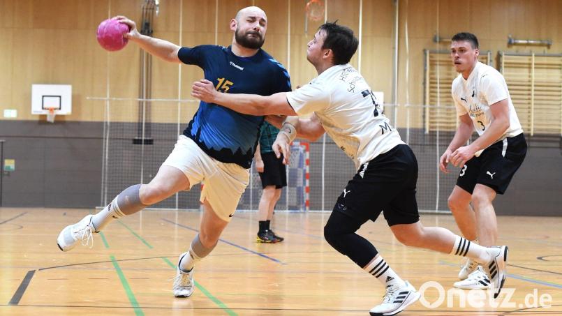 Augen zu und durch: Die Weidener Handballer (links Stefano Flierl) sind praktisch abgestiegen, wollen aber die restlichen Saisonspiele nicht herschenken. Archivbild: G. Büttner