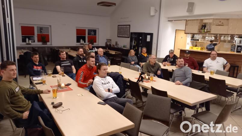 Skeptische Mienen prägen den Zuschauerraum beim Public Viewing, das der Oberviechtacher Handballverein zum Abschluss der Hauptrunde bei der EM in Pertolzhofen organisiert hatte. Angesichts der Leistung des deutschen Teams wollte bei Aktiven und Fans keine rechte Stimmung aufkommen. Bild: bl