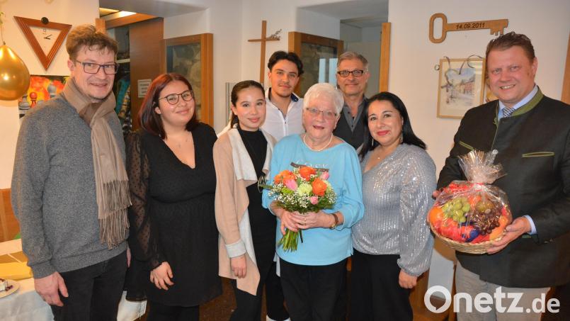 Mit vielen Gästen feierte Maria Tsounelis (Mitte, mit Blumen) im Café des Mehrgenerationenhauses ihren 80. Geburtstag. Mit dabei waren (von links) Pastoralreferent Martin Winter, die Enkel Sofia, Aylin und Konstantin, Sohn Miltiades, Schwiegertochter Maria Luisa sowie Bürgermeister Stefan Grillmeier. Bild: jr