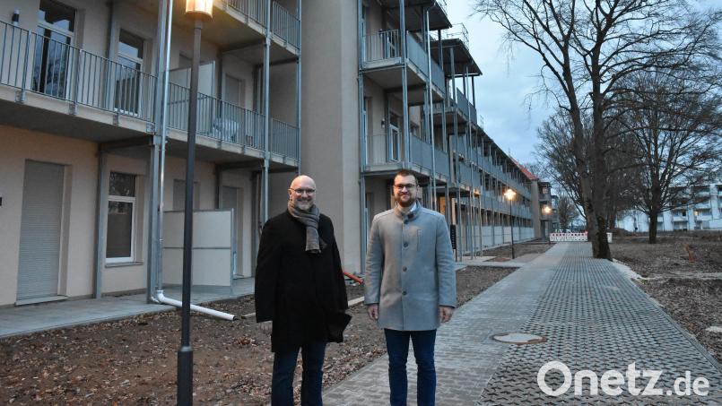 Das Bettenhaus des ehemaligen Bundeswehrkrankenhauses in Amberg ist fast fertig saniert. Hausverwalter Franz Wittmann (links) und sein Sohn Thomas kümmern sich nach vielen Rückschlägen nun um die Vermietung und Vermarktung der Wohnungen. Bild: Stephan Huber