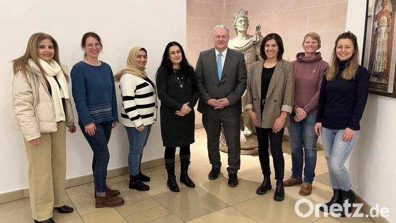 Mehr als 100 Elterntalks fanden 2023 statt (von links): Itehad Ahmad, Tanja Saal, Liquaa Sami Jawad, Chinyan Salih (Moderatorinnen), Landrat Richard Reisinger, Anja Vogl und Anita Kinscher (Regionalbeauftragte Elterntalk) sowie Nadine Wastl (KoJa Amberg-Sulzbach). Bild: Christine Hollederer/exb