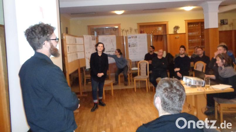 Die Architekturbüros präsentieren den Bürgern und Experten sowie der Moderatorin Tanja Korzer (rechts.) ihre Machbarkeitsstudien zur Innenentwicklung von Gebenbach. Bild: dpe