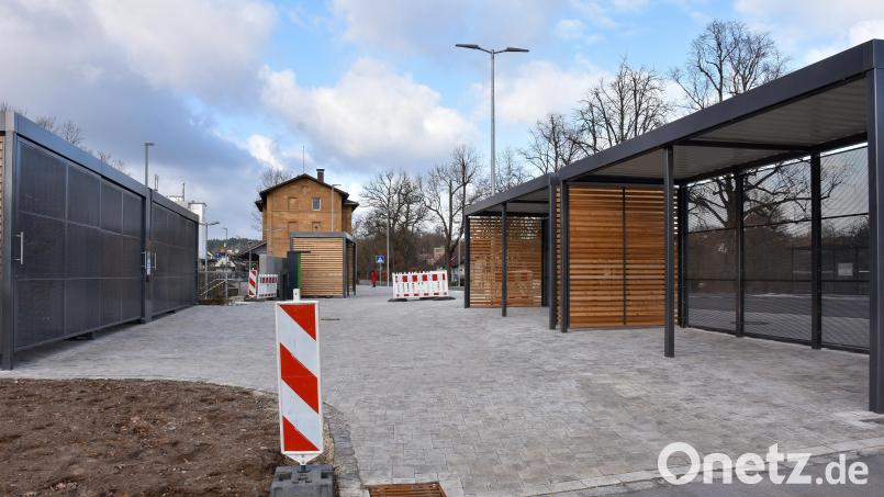 Zur neuen Park-Ride-Anlage am Bahnhof in Sulzbach-Rosenberg gehören auch viele Unterstellmöglichkeiten für Zweiräder, die teilweise absperrbar und mit Ladestationen ausgestattet sind. Bild: Stephan Huber