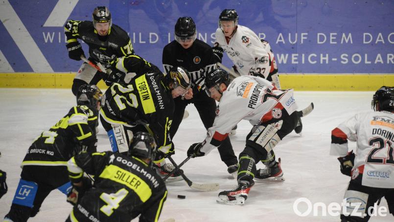 Der ERSC Amberg fuhr zuletzt gegen den EHC Königsbrunn den achten Heimsieg in Serie ein. Gegen EA Schongau soll nun der nächste folgen. Das Bild zeigt Hunter Fortin beim Bully. Bild: Andreas Brückmann