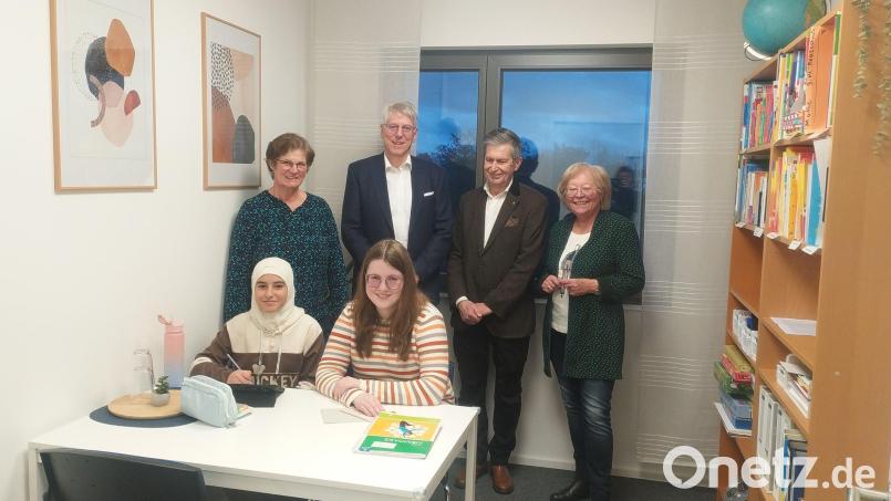 Sabine Baumeister-Kiener, Hans Bäumler, Armin Müller und Marianne Gutwein (von links) machten einen Rundgang durch die Räume des SkF und inspizierten vor allem die Nachhilfebetreuung, wo gerade Studentin Rebecca Häckl eine Schülerin unterstützte. Bild: M. Neugirg/exb