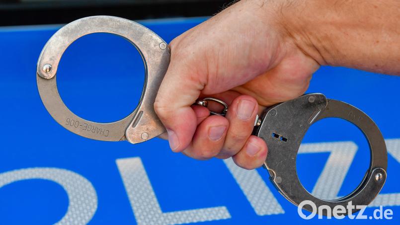 Weil zwei Verdächtige aggressiv wurden, musste die Polizei in Sulzbach-Rosenberg Handschellen benutzen. Symbolbild: Petra Hartl