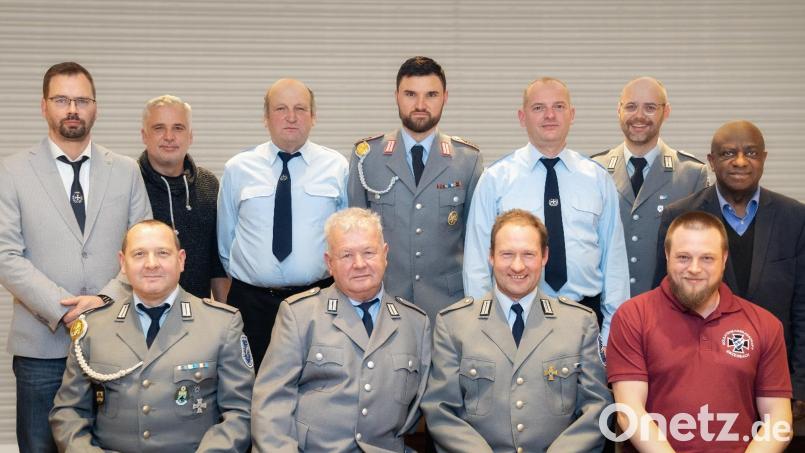 Bei der Soldatenkameradschaft gab es Neuwahlen: (vorne von links) Günter Gradl, Ludwig Gradl, Stefan Wurm, Sebastian Luzina, (hinten von links) Martin Schneider, Stefan Köstler, Franz Kraus, Florian Meier, Thomas Gradl, Thomas Bäuml und Pfarrer Dr. Charles Ifemeje. 	Bild: Fotostudio Hummer/exb Bild: Fotostudio Hummer/exb